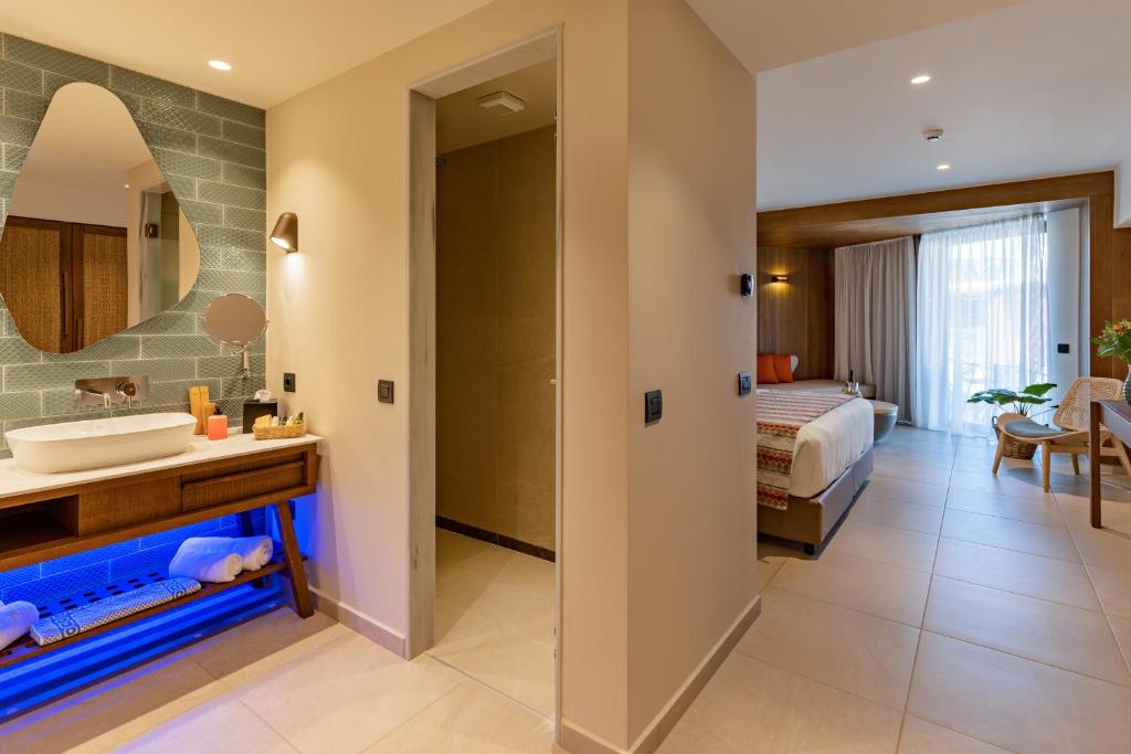 Postel nebo postele na pokoji v ubytování Minos Ambassador Suites & Spa - Adults only