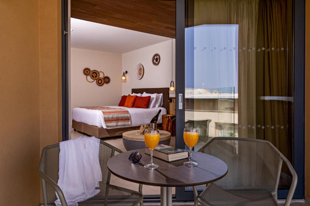 Postel nebo postele na pokoji v ubytování Minos Ambassador Suites & Spa - Adults only