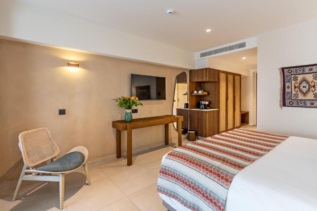Postel nebo postele na pokoji v ubytování Minos Ambassador Suites & Spa - Adults only