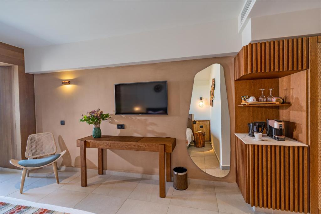 TV a/nebo společenská místnost v ubytování Minos Ambassador Suites & Spa - Adults only
