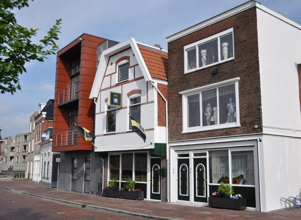 un edificio en una calle de la ciudad en Bed & Breakfast Rita, en Delfzijl