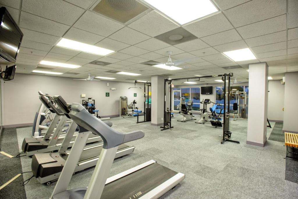 Das Fitnesscenter und&#47;oder die Fitnesseinrichtungen in der Unterkunft The Resort on Cocoa Beach