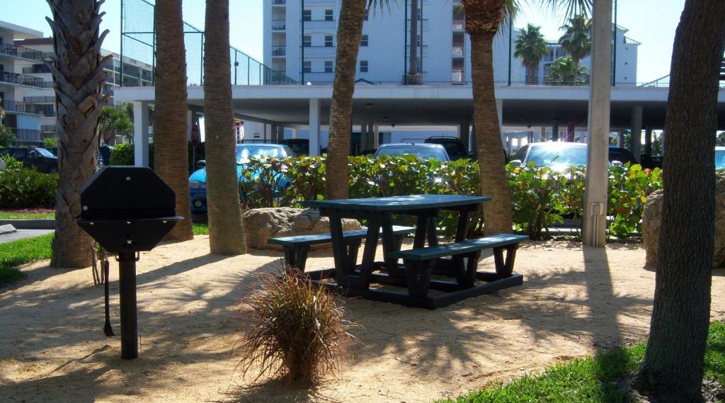 Ein Garten an der Unterkunft The Resort on Cocoa Beach