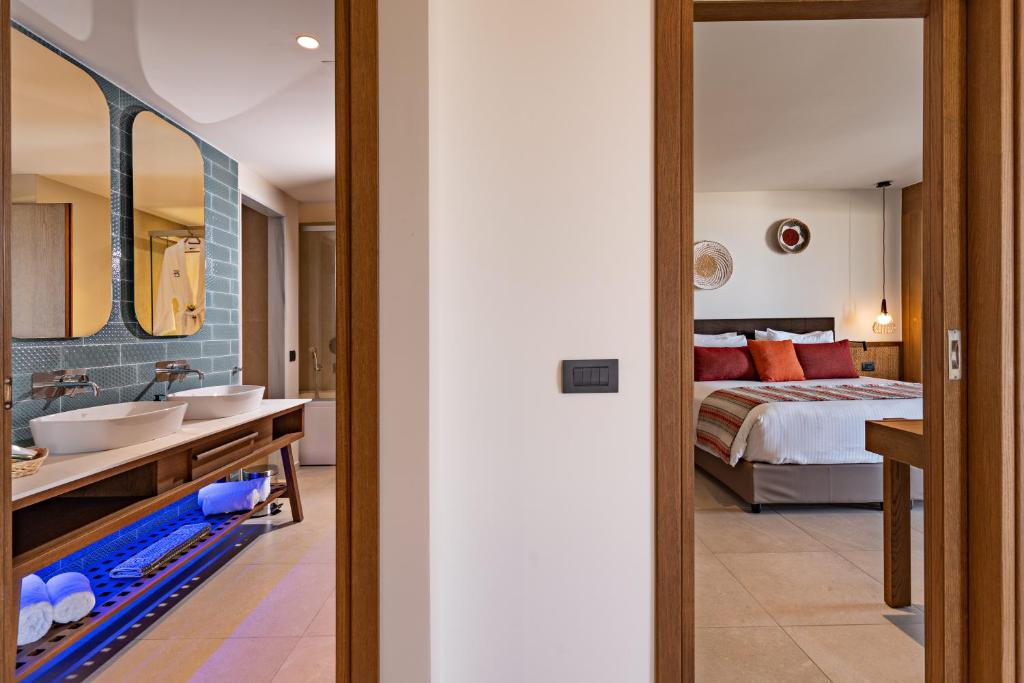 Postel nebo postele na pokoji v ubytování Minos Ambassador Suites & Spa - Adults only