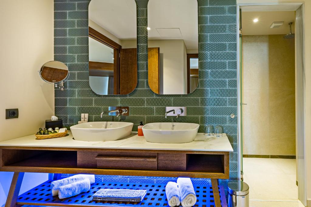 Koupelna v ubytování Minos Ambassador Suites & Spa - Adults only