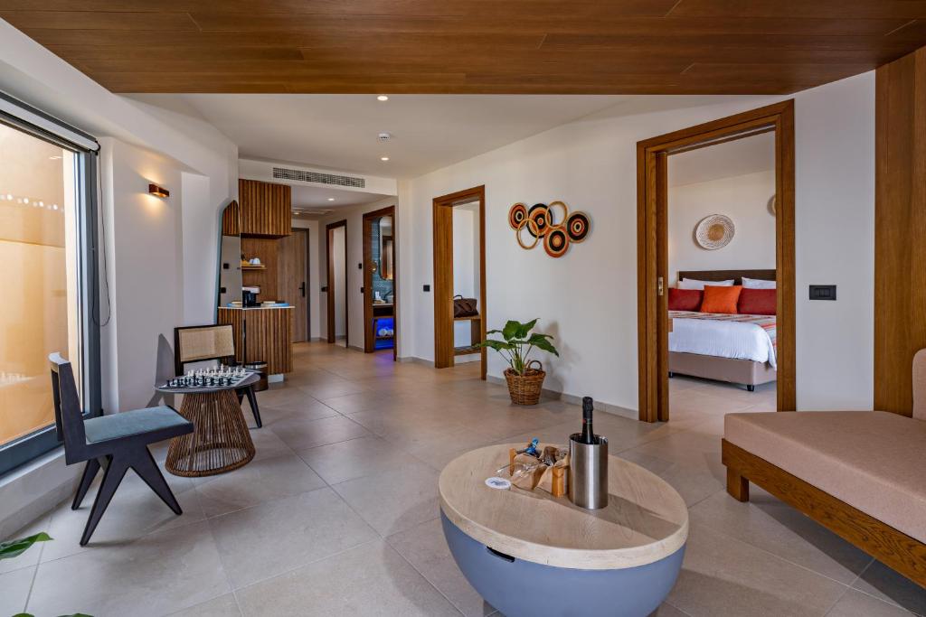 Postel nebo postele na pokoji v ubytování Minos Ambassador Suites & Spa - Adults only