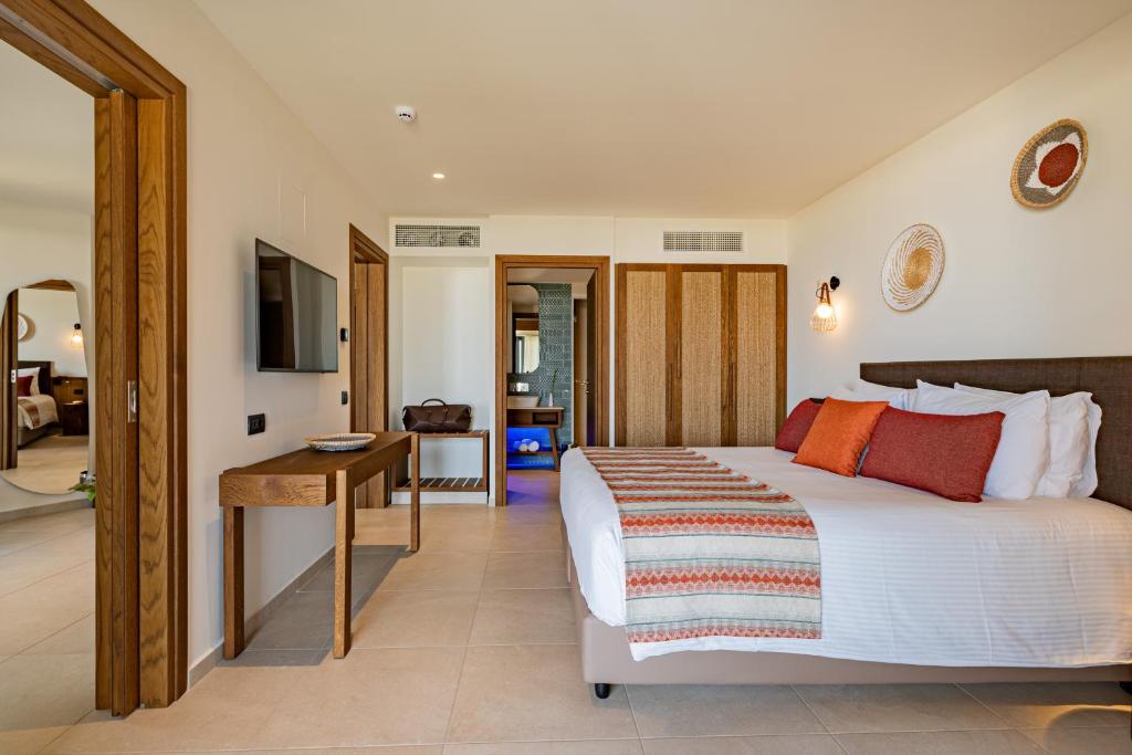 TV a/nebo společenská místnost v ubytování Minos Ambassador Suites & Spa - Adults only
