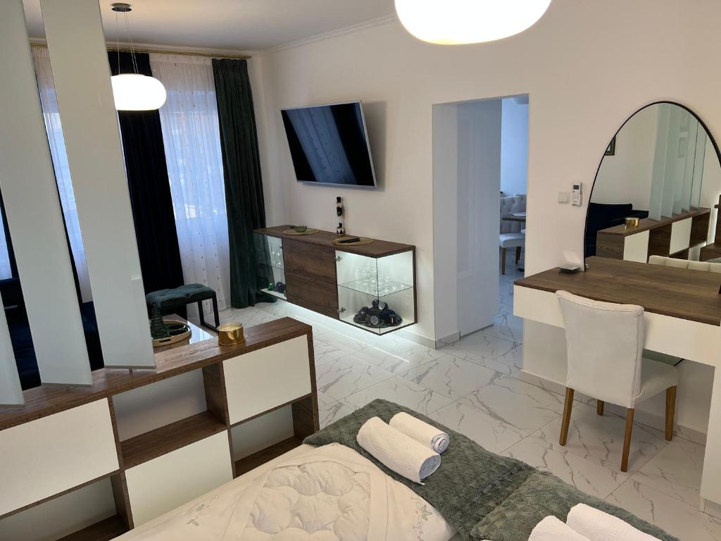 sala de estar con cama y comedor en La Luna Premium Deluxe Apartment with Free Jacuzzi, Bikes & Covered Parking en Našice