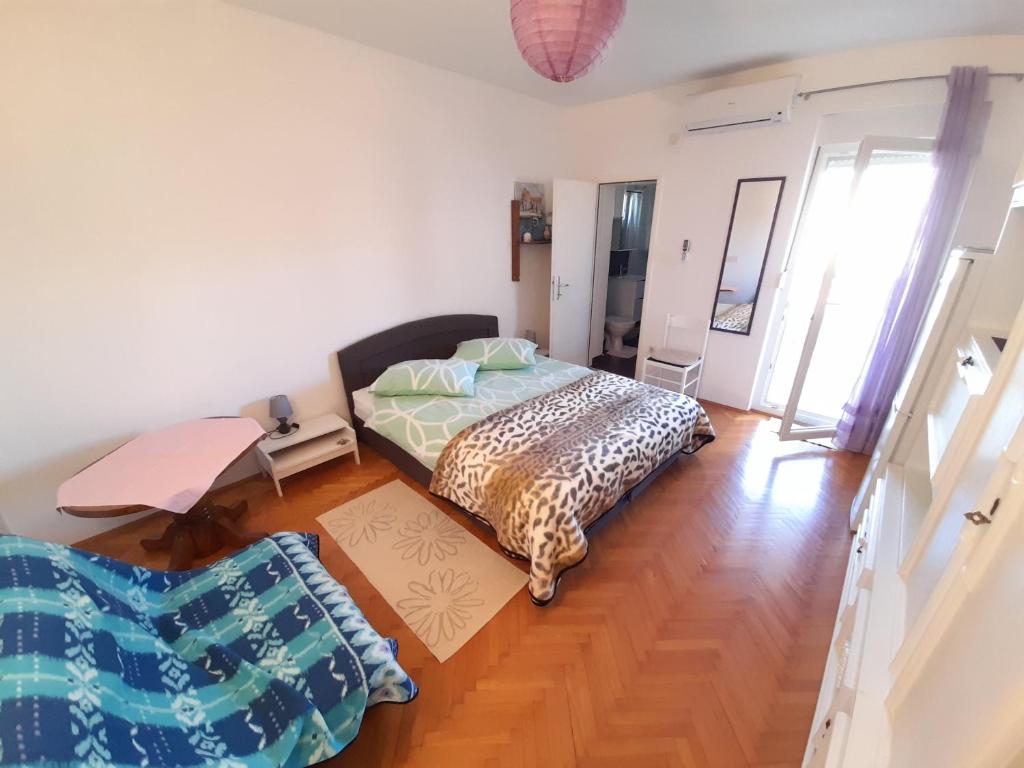 Posteľ alebo postele v izbe v ubytovaní Perica apartment and Perica room with separate entrance