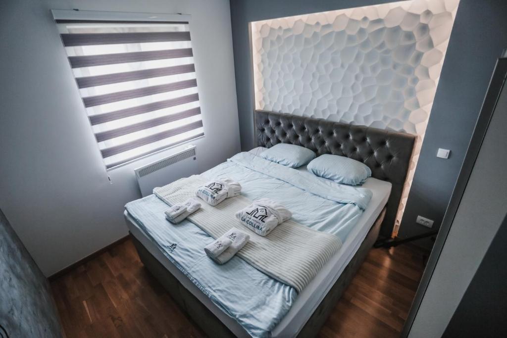 une petite chambre avec un lit avec des serviettes dessus dans l'établissement La Collina apartment, à Zlatibor