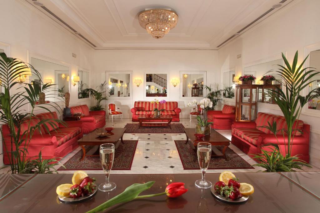 A seating area at Hotel Modigliani