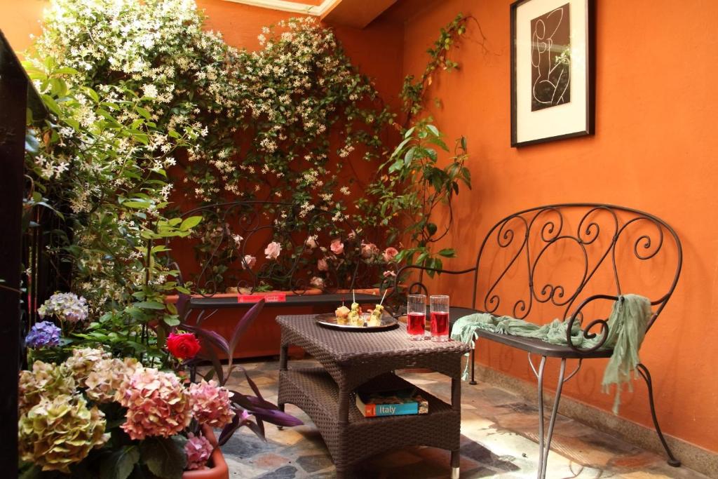 A seating area at Hotel Modigliani