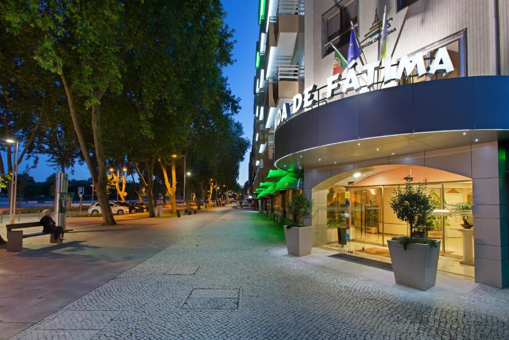 una calle frente a una tienda por la noche en Avenida de Fatima, en Fátima