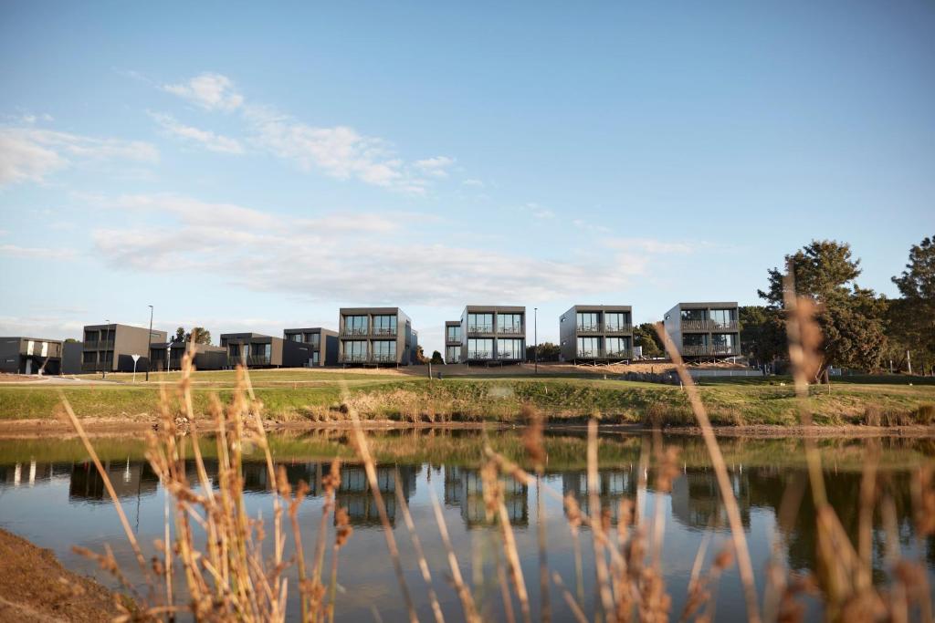 een rij gebouwen naast een waterlichaam bij Accommodation @ Curlewis in Curlewis