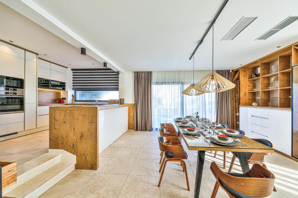 Kuchyňa alebo kuchynka v ubytovaní TROGIR - Villa City Gold with pool & whirpool