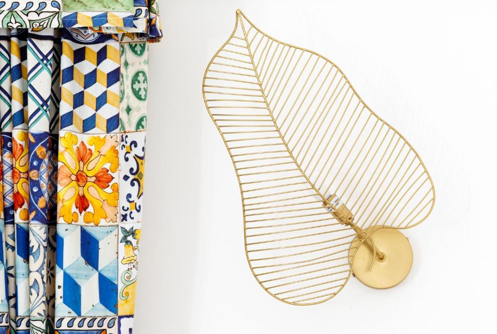 a close up of a umbrella next to ties at B&B Il Sogno in Anacapri