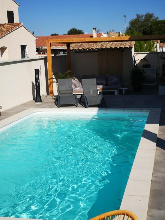 Bazén v ubytování Appartement au dessus de la maison du Saunier nebo v jeho okolí