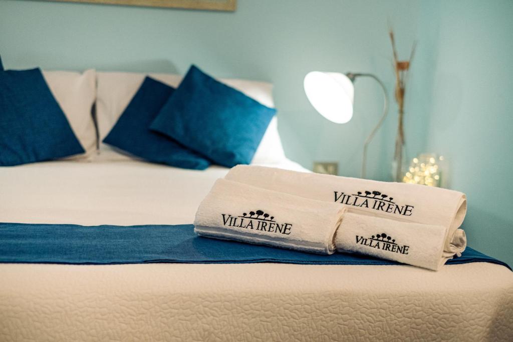 Una cama con dos toallas encima. en Villa Irene Pisticci-Matera, en Pisticci
