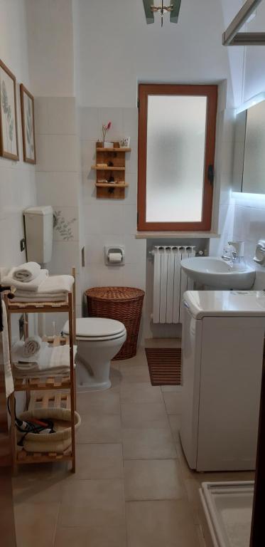 W łazience znajduje się umywalka, toaleta i umywalka. w obiekcie CASA ADA w mieście Ginosa Marina