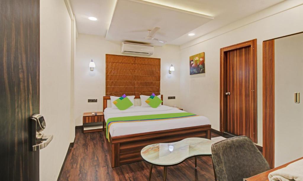 um quarto de hotel com uma cama e uma mesa em Treebo Trend The Boss em Nagpur