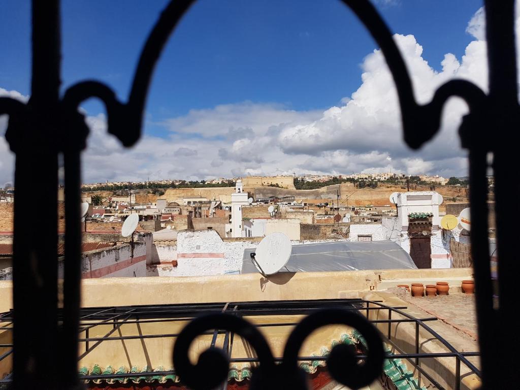 Nespecifikovaný výhled na destinaci Fès nebo výhled na město při pohledu z riadu