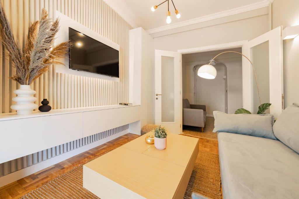Televízia a/alebo spoločenská miestnosť v ubytovaní HoneyBee Apartment