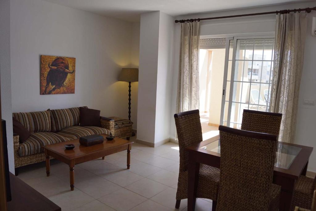 ein Wohnzimmer mit Sofa und Tisch in der Unterkunft Canales de Veneciola by Alina365 in La Manga del Mar Menor