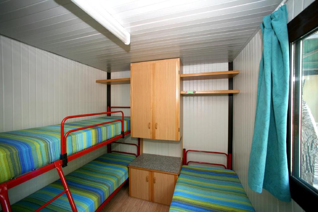 Palanda nebo palandy na pokoji v ubytování Camping La Gemma