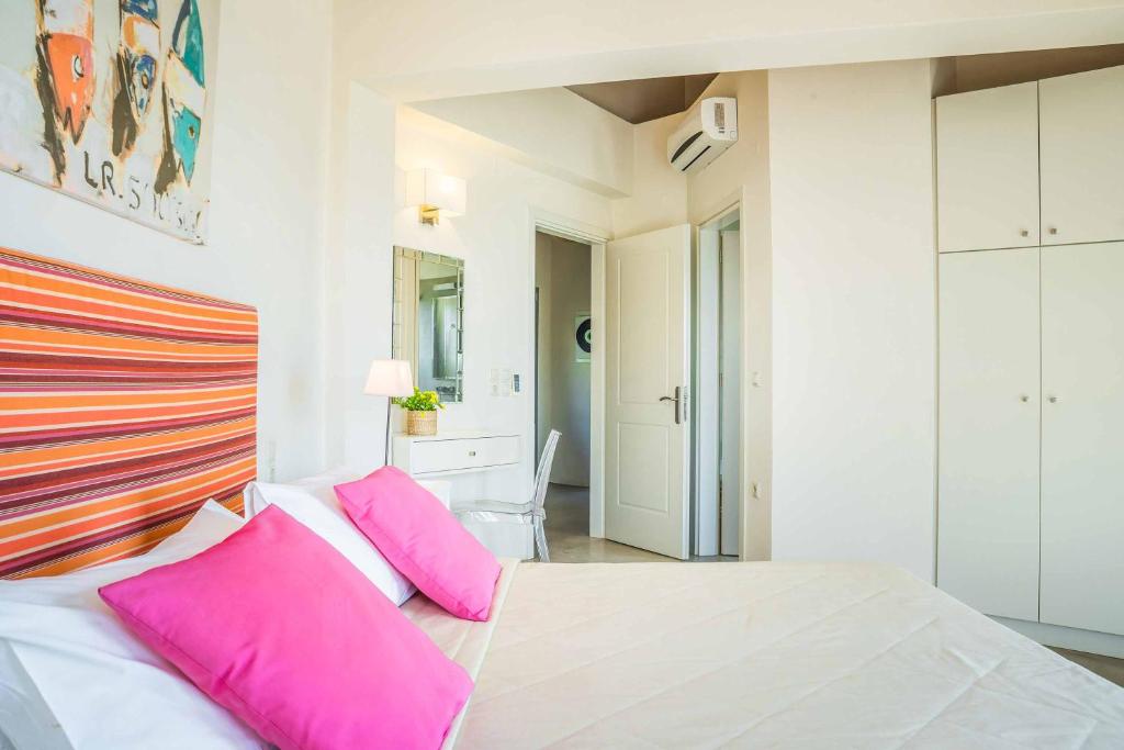 A bed or beds in a room at Kaminia Beach Villa