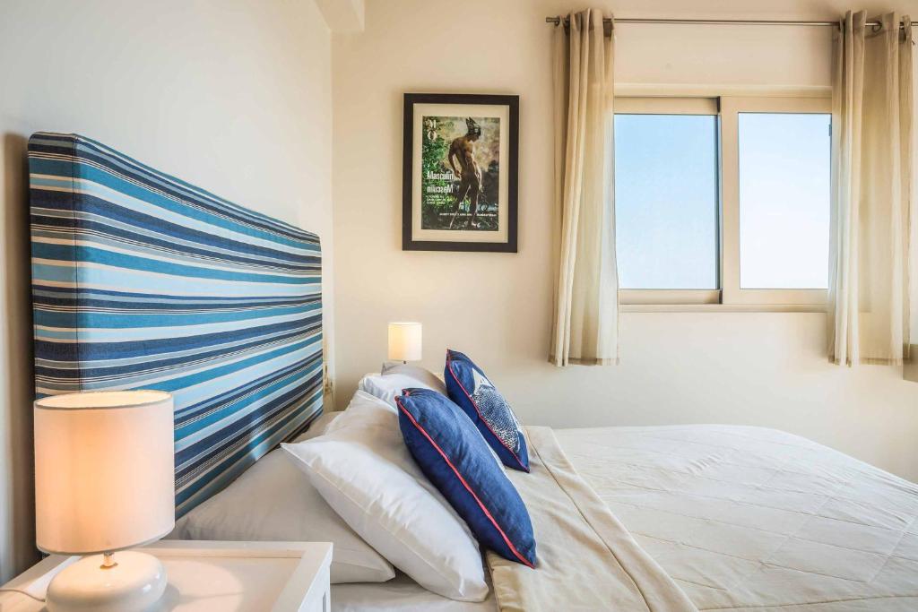 A bed or beds in a room at Kaminia Beach Villa