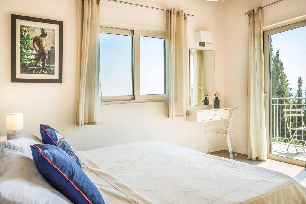 A bed or beds in a room at Kaminia Beach Villa