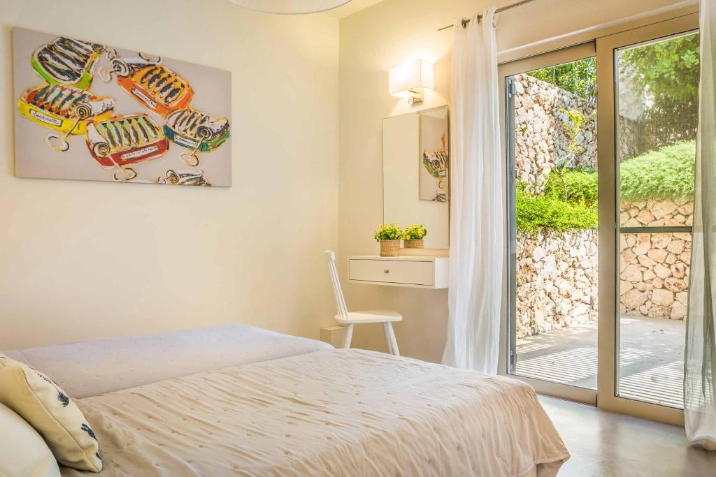 A bed or beds in a room at Kaminia Beach Villa