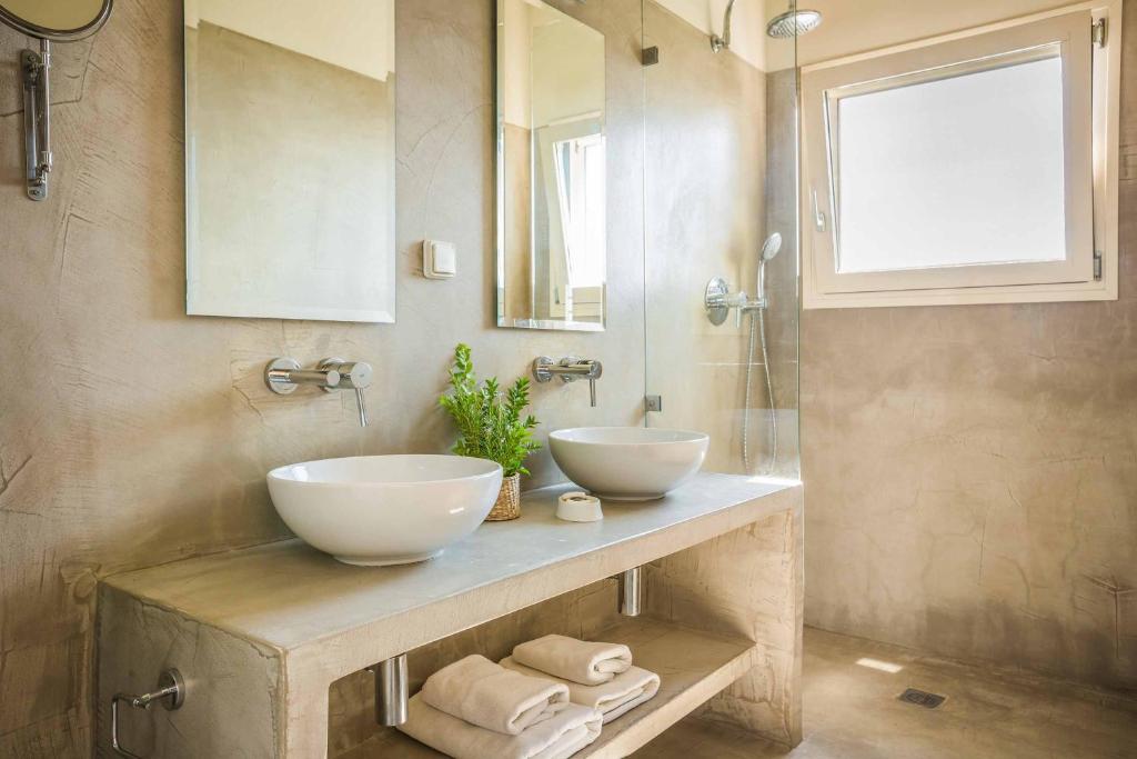 A bathroom at Kaminia Beach Villa