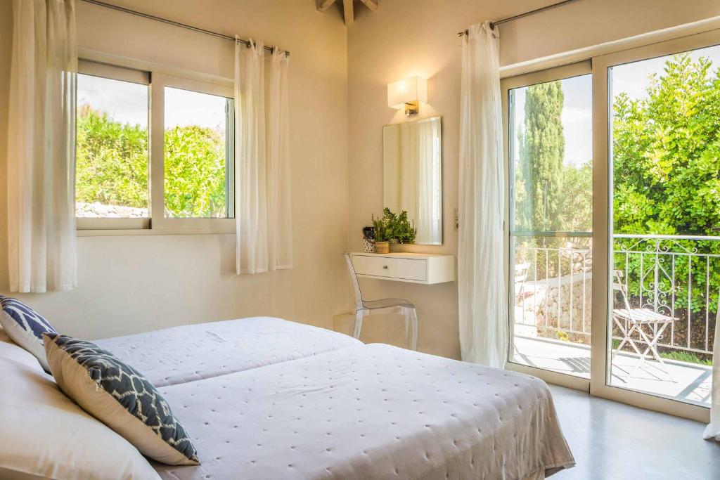 A bed or beds in a room at Kaminia Beach Villa