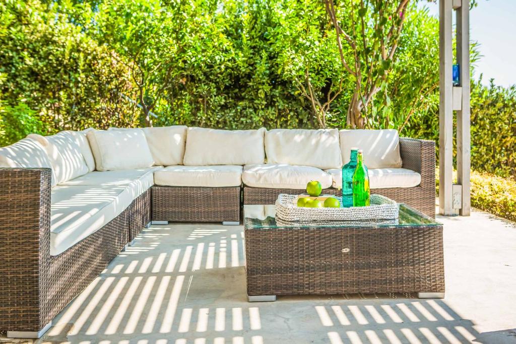 A seating area at Kaminia Beach Villa