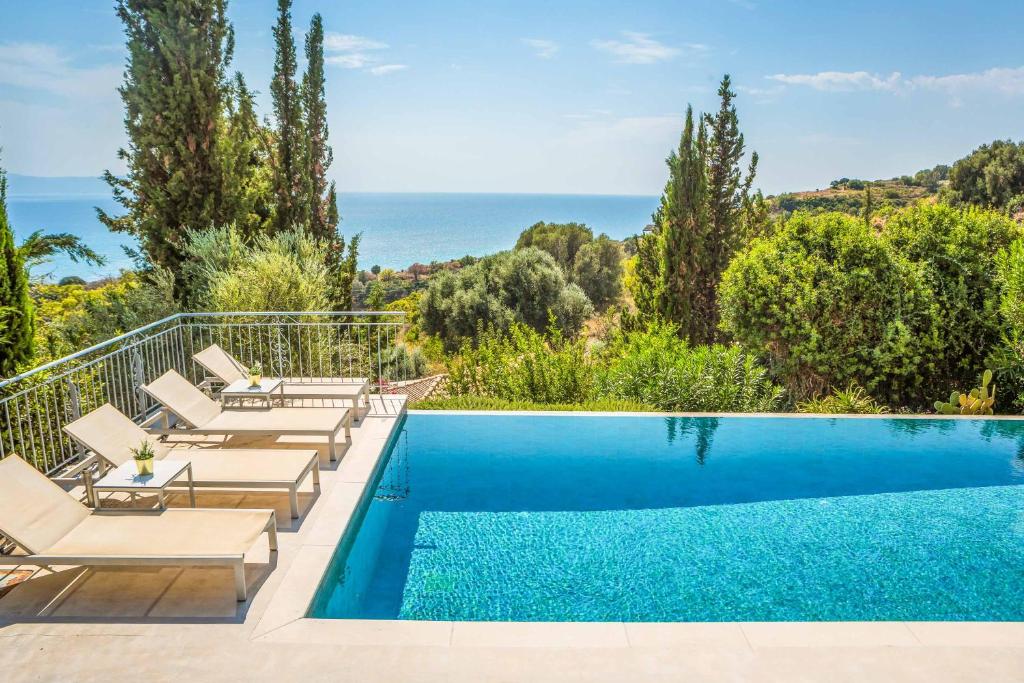 The swimming pool at or close to Kaminia Beach Villa