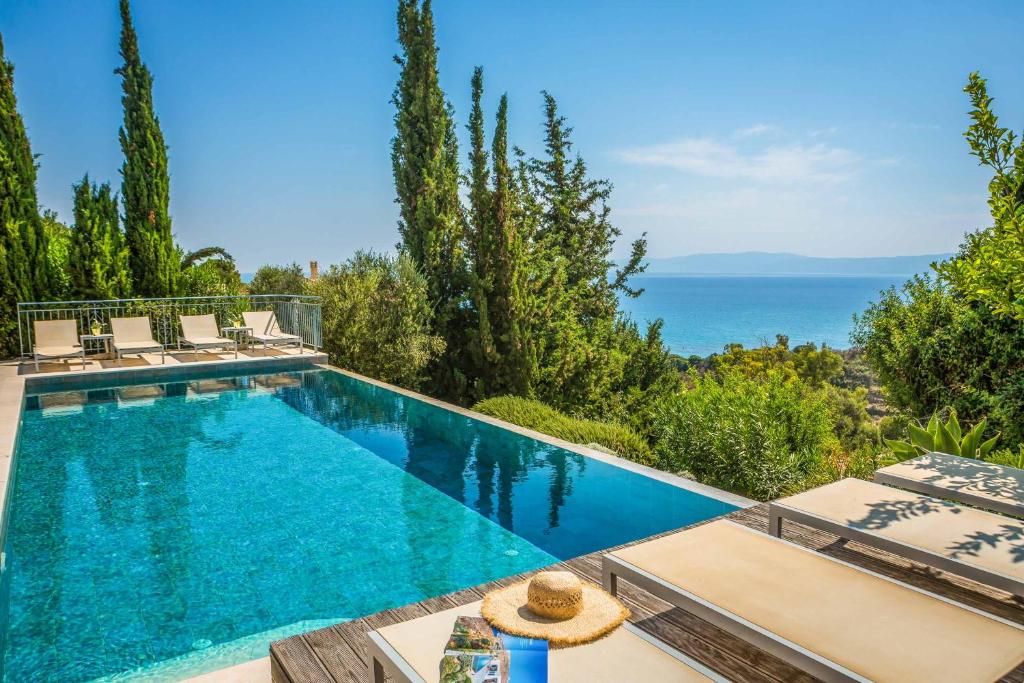 The swimming pool at or close to Kaminia Beach Villa