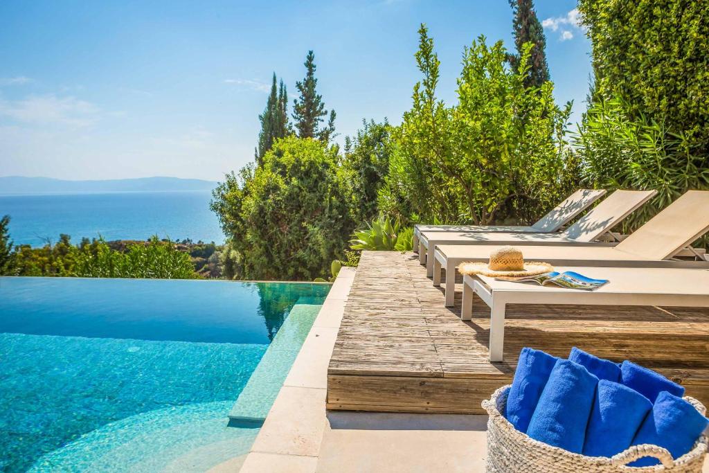 The swimming pool at or close to Kaminia Beach Villa