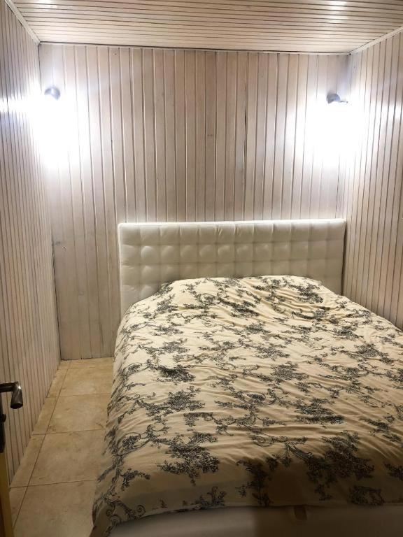 Postel nebo postele na pokoji v ubytování Зимова казка