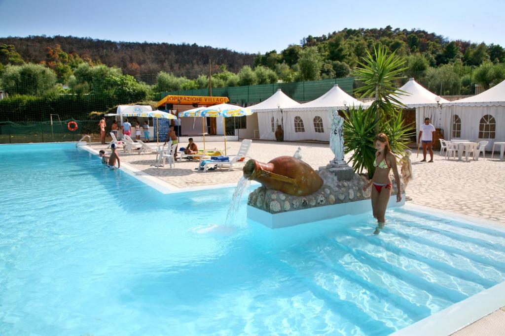 Bazén v ubytování Camping La Gemma nebo v jeho okolí