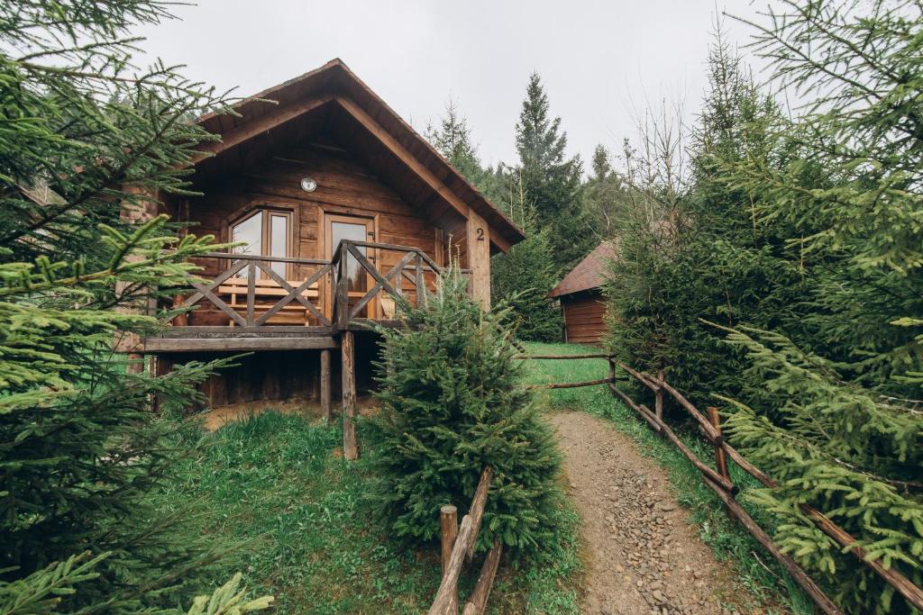 a log cabin in the woods with a path leading to it at Аляска in Oryavchyk