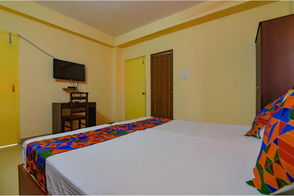 Postel nebo postele na pokoji v ubytování FabHotel Capital Casa