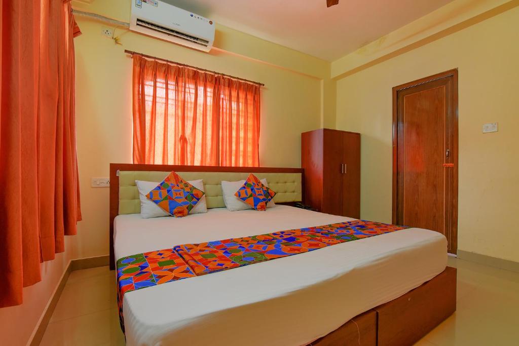 Postel nebo postele na pokoji v ubytování FabHotel Capital Casa