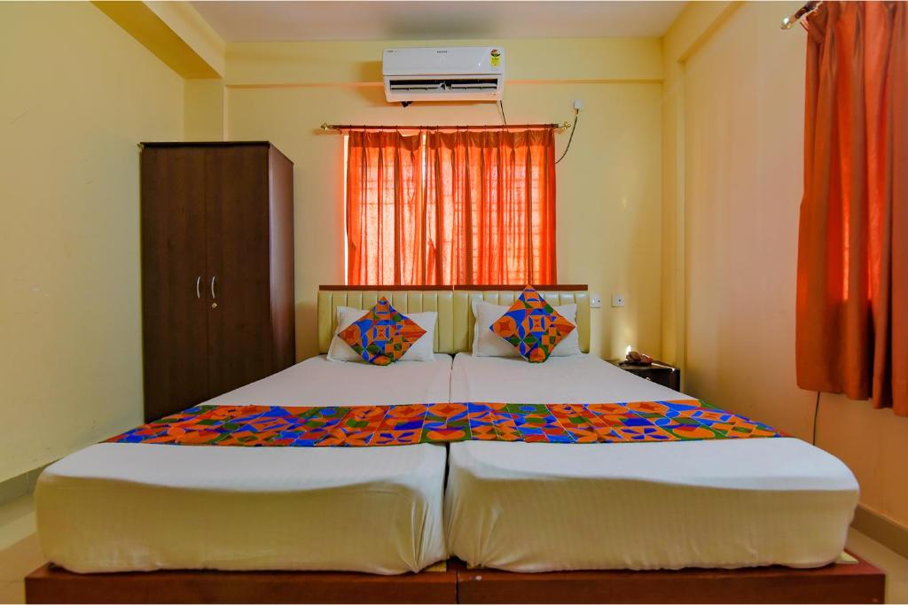 Postel nebo postele na pokoji v ubytování FabHotel Capital Casa