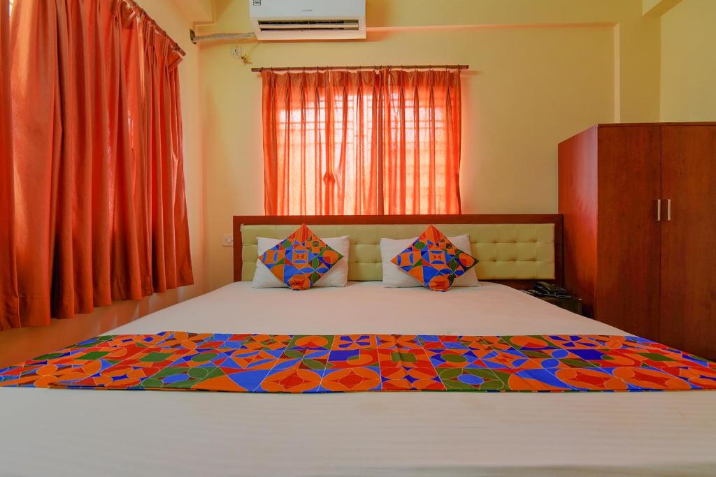 Postel nebo postele na pokoji v ubytování FabHotel Capital Casa