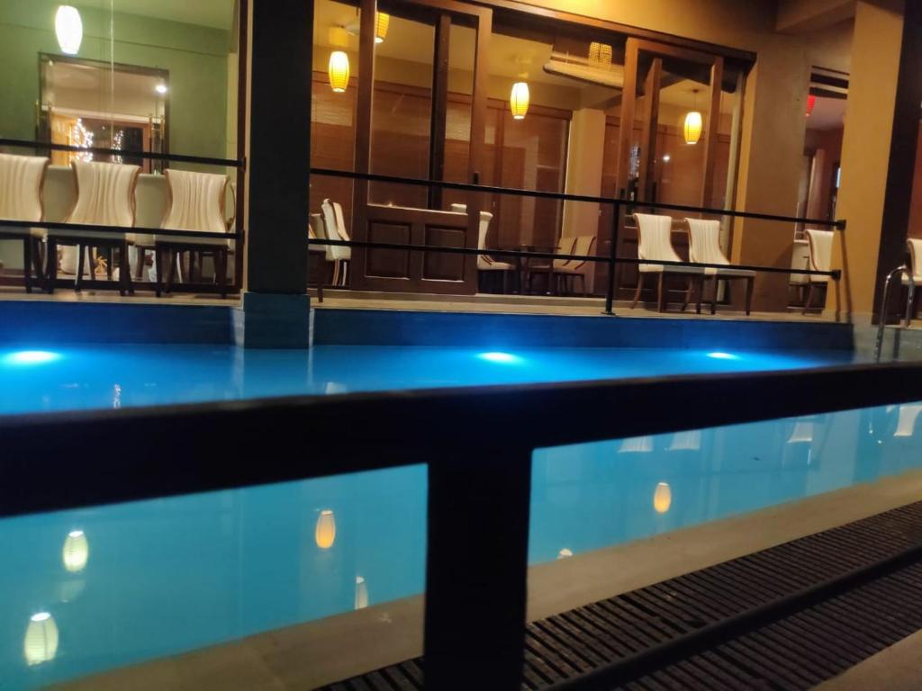 Bazén v ubytování Sooriya Wessagiri Resort nebo v jeho okolí