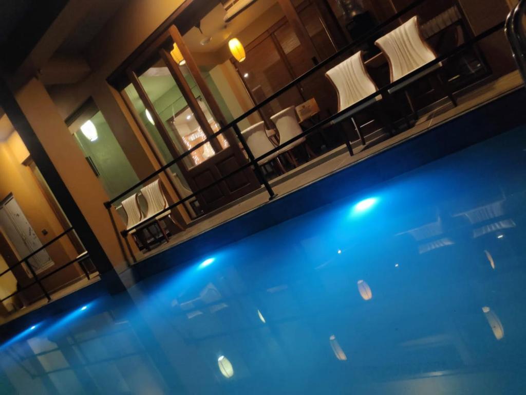 Bazén v ubytování Sooriya Wessagiri Resort nebo v jeho okolí
