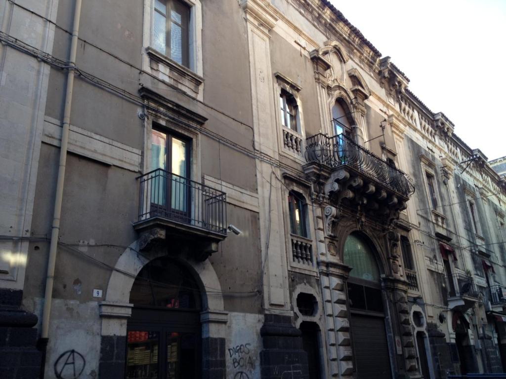 um edifício com varandas nas laterais em Loft Piazza Università em Catânia