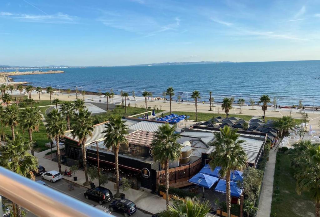- une vue sur la plage depuis le balcon du complexe dans l'établissement Sea view apartment/beach/city center/WiFi, à Durrës