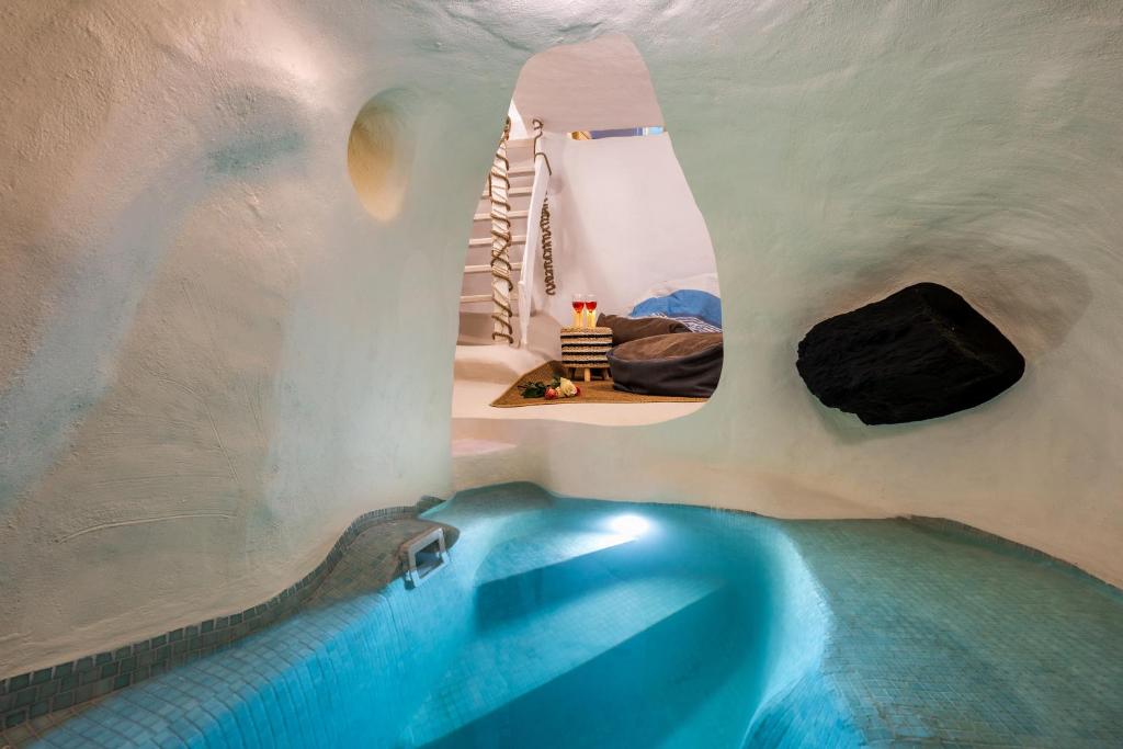 Bazén v ubytování Mystagoge Retreat with subterranean pool/jacuzzi nebo v jeho okolí